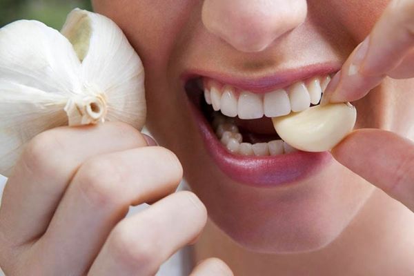 Самые простые способы, которые помогут избавиться от запаха чеснока