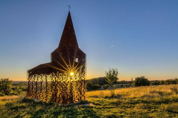 Стеклянные, квадратные, металлические и даже прозрачные: невероятно, но это всё - храмы
